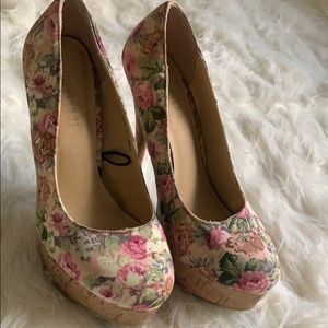 Floral pumped heels